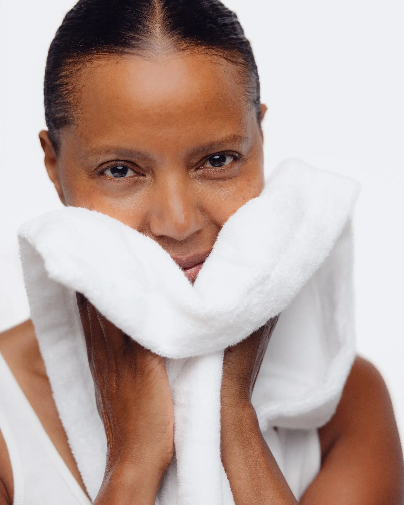 Deeply cleanses and hydrates for a replenished, radiant glow